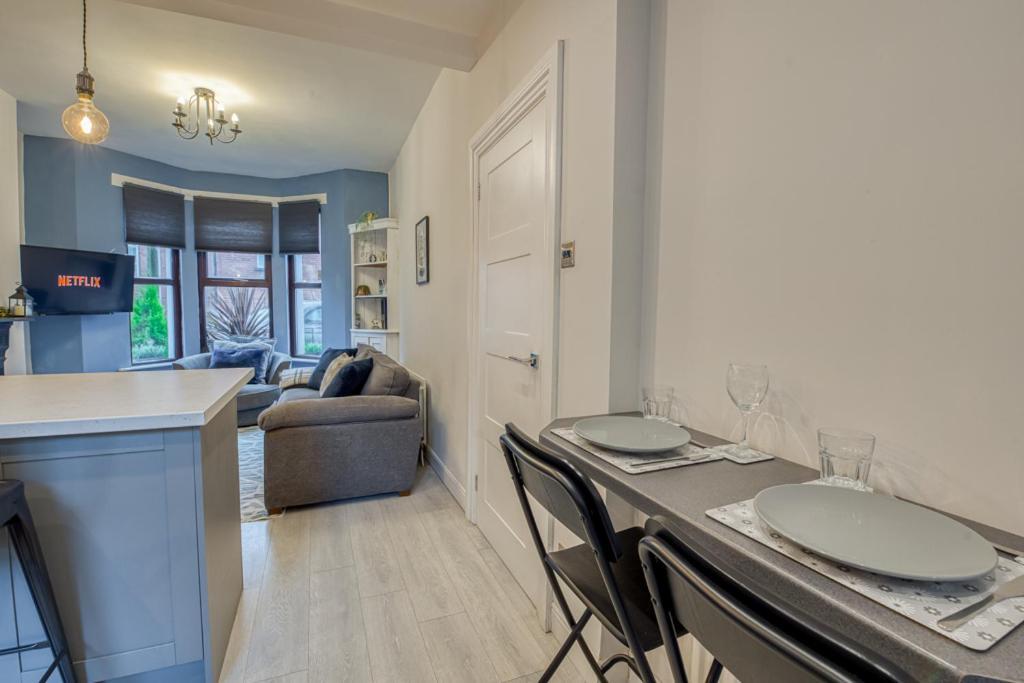 Charming City Home, Beside The Serene Ormeau Park Belfast Buitenkant foto